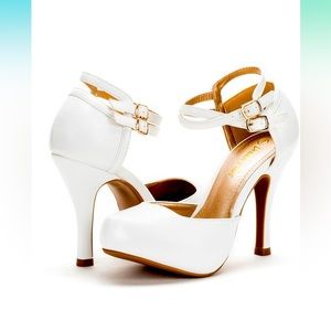 NWOT DREAM PAIRS Mary Jane Pumps